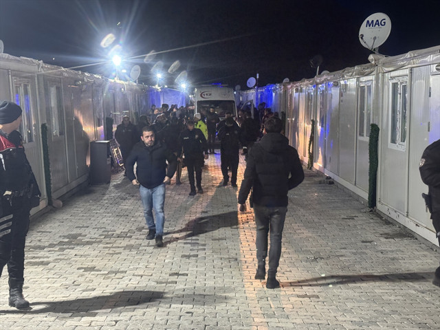 Malatya'da konteyner kentte polise bıçaklı saldırı: 2 yaralı - Resim: 0