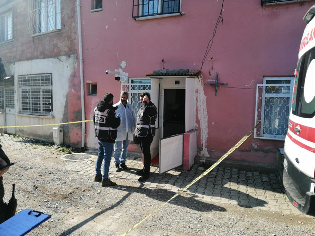 Tokat'ta korkunç cinayet! Baba oğluna keserle saldırdı - Resim: 0