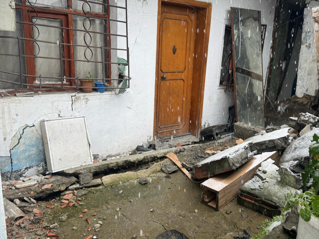 Gaziosmanpaşa'da toprak kayması! 3 bina hasar gördü, tahliye edildi - Resim: 1