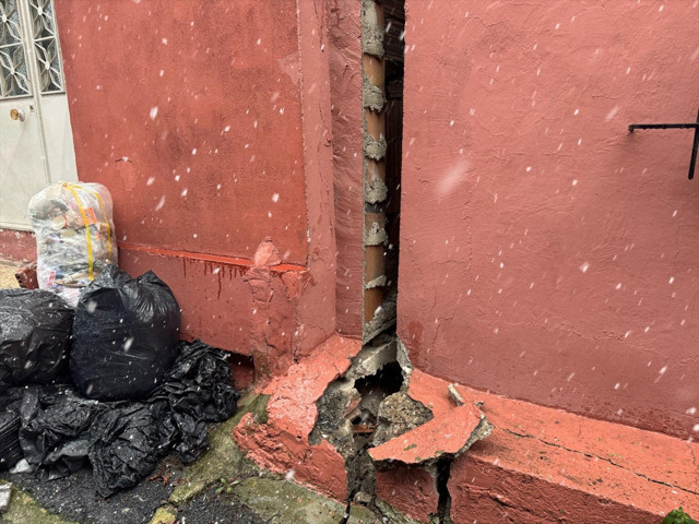 Gaziosmanpaşa'da toprak kayması! 3 bina hasar gördü, tahliye edildi - Resim: 2