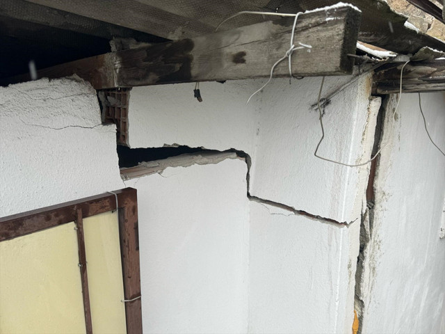 Gaziosmanpaşa'da toprak kayması! 3 bina hasar gördü, tahliye edildi - Resim: 3