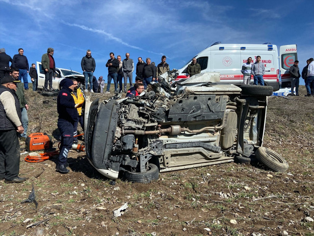 Çorum'da 2 hafif ticari araç çarpıştı, 1 kişi öldü, 5 kişi yaralandı - Resim: 1