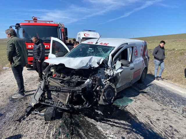 Çorum'da 2 hafif ticari araç çarpıştı, 1 kişi öldü, 5 kişi yaralandı - Resim: 0