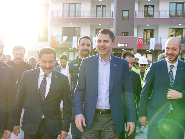 Bakan Kurum Hatay’da yeni evlerine taşınan depremzedelerle sokak iftarına katıldı - Resim: 1