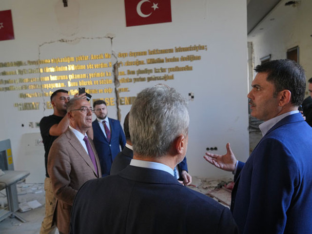 Bakan Kurum Hatay’da yeni evlerine taşınan depremzedelerle sokak iftarına katıldı - Resim: 2