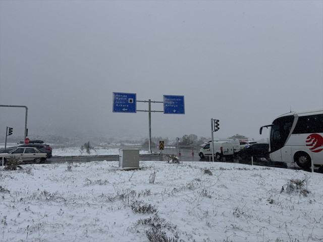 Yoğun kar yağışı! Sürücüler dikkat yol ulaşıma kapatıldı - Resim: 0
