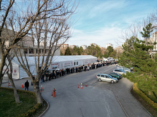 Oruçlarını Mevlana'nın hocası Seyyid Burhaneddin'in ocağında açıyorlar - Resim: 0