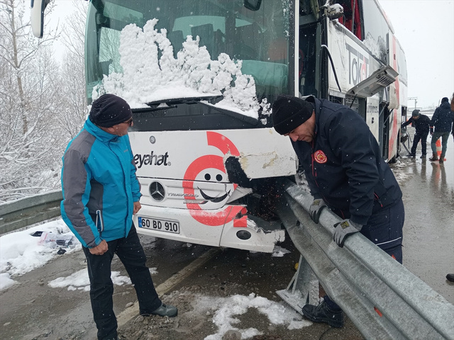 Sivas'ta 2 yolcu otobüsü çarpıştı! Yaralılar var - Resim: 0