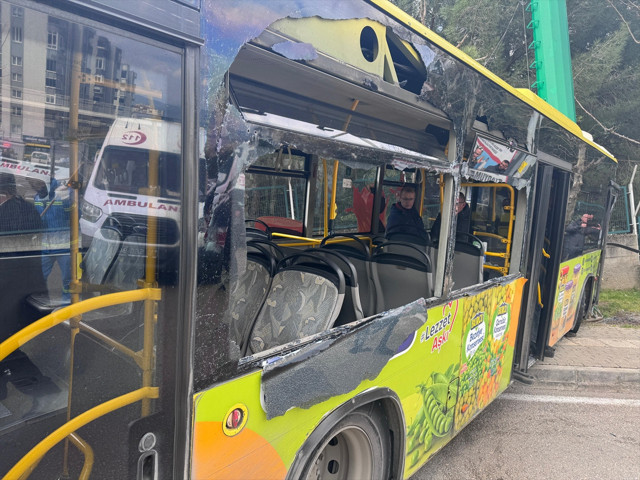 Halk otobüsü aydınlatma direğine çarptı: Yaralılar var - Resim: 0