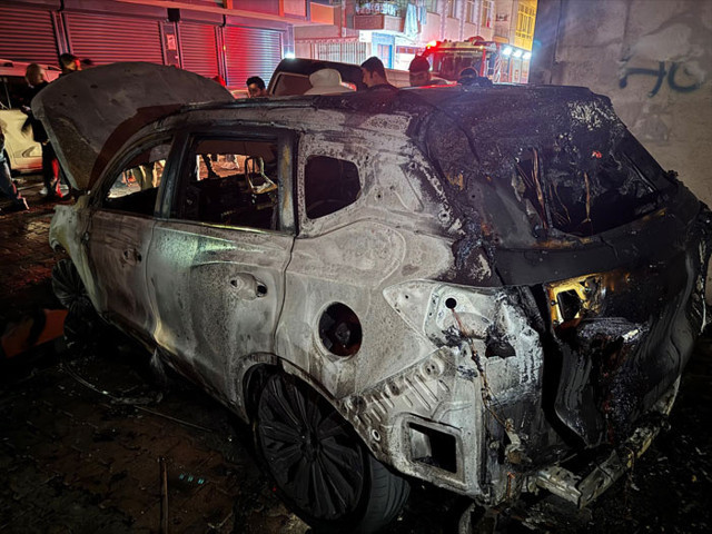 Bahçelievler'de park halindeki 6 araç küle döndü - Resim: 0