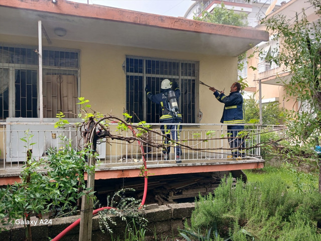 Antalya'da babasının evini ateşe verip ekiplere zorluk çıkaran kişi gözaltına alındı - Resim: 0
