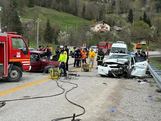 Kastamonu'da trafik kazasında 3 kişi öldü, 4 kişi yaralandı - Resim: 0