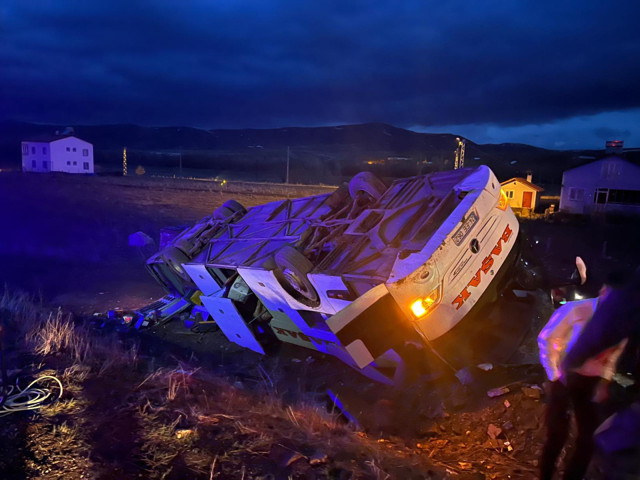 Sivas'ta yolcu otobüsü devrildi! Ölü ve yaralılar var - Resim: 0