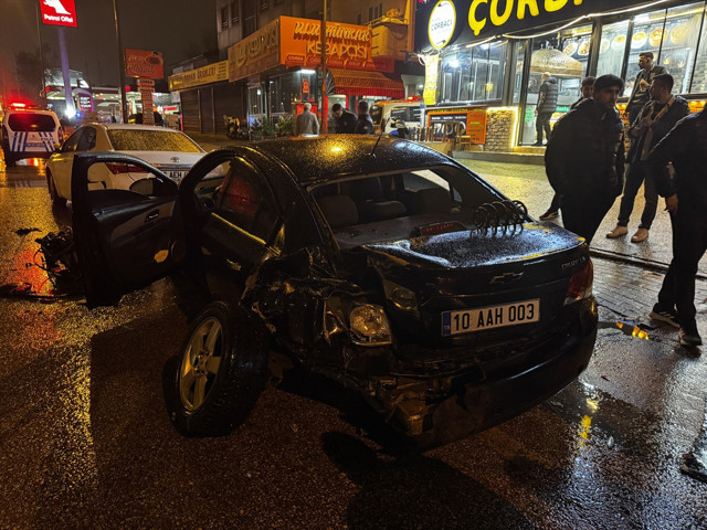 Bursa'da kazaya müdahale eden polise kamyonet çarptı - Resim: 1