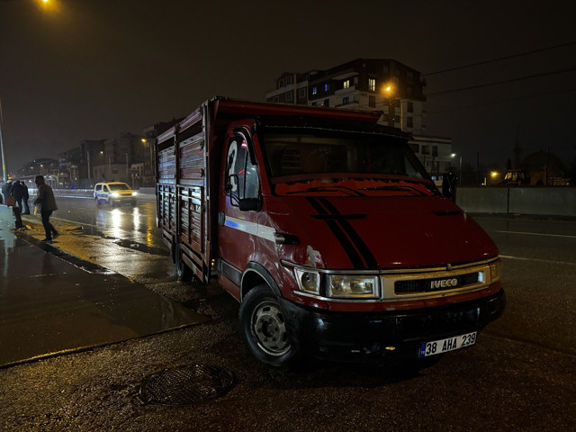 Bursa'da kazaya müdahale eden polise kamyonet çarptı - Resim: 0