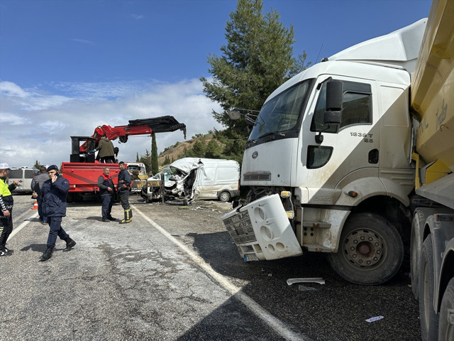 Adıyaman'da kamyonla minibüsün çarpıştığı kazada 1 kişi öldü - Resim: 0