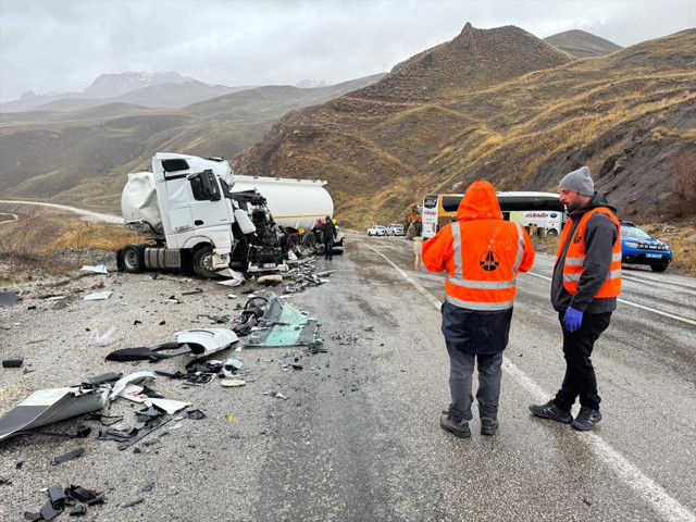 Feci kazada yaralılar var! Yakıt tankerinin yarısı yok oldu - Resim: 0