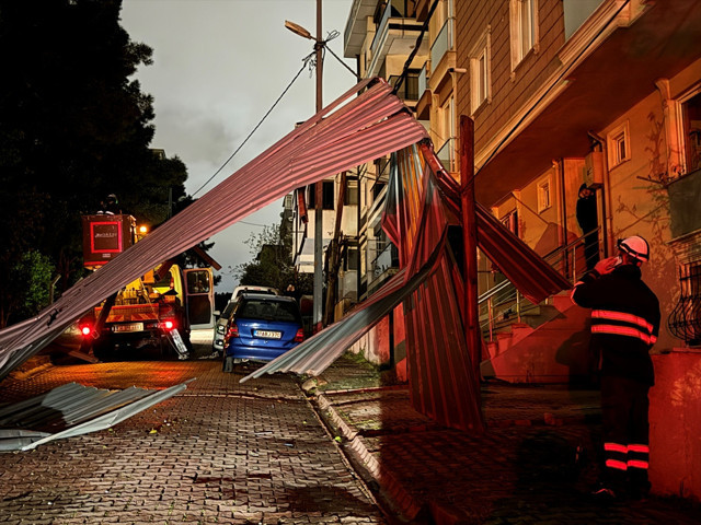 İstanbul'u fırtına vurdu! Çatılar uçtu, araçlar zarar gördü, uçaklar inemedi - Resim: 0