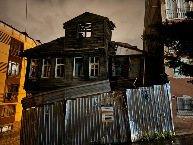 İstanbul'u fırtına vurdu! Çatılar uçtu, araçlar zarar gördü, uçaklar inemedi - Resim: 1