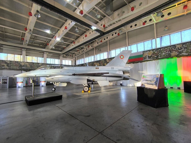 Bulgaristan'ın ABD'den sipariş ettiği F-16'ların ilki törenle karşılandı - Resim: 0