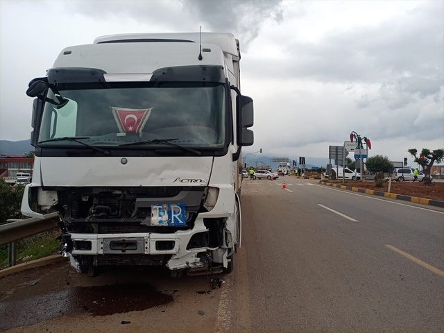 Gaziantep'te kaza! 2 kişi hayatını kaybetti: Tır ile otomobilin çarpışma anı - Resim: 2