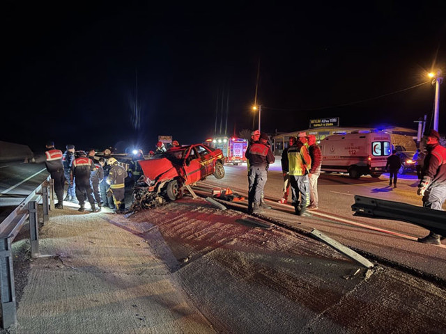 Kocaeli'de feci kaza! Bariyere çarpan otomobildeki 2 kişi öldü - Resim: 1
