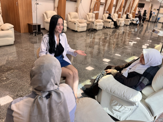 Kanser hastaları "kahkaha yogası" ile kemoterapiye moralli giriyor - Resim: 1