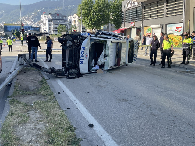 Bursa'da ihbardan dönen polis aracı devrildi! - Resim: 1