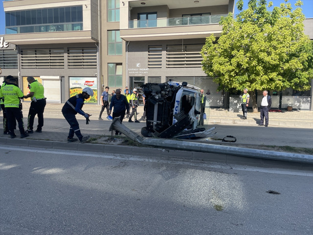 Bursa'da ihbardan dönen polis aracı devrildi! - Resim: 2