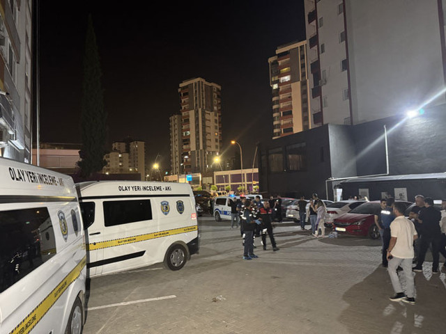 Adana'da kız arkadaşını bıçakla öldürdükten sonra 12. kattan atlayıp intihar etti - Resim: 0