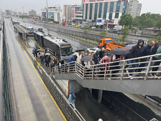 İstanbul'da sağanak yağış nedeniyle ulaşım aksadı! Trafik yoğunluğu yüzde 81'e çıktı - Resim: 2