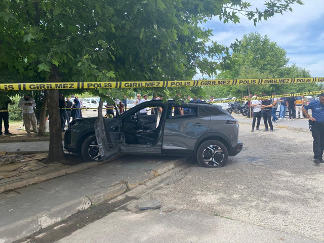 Diyarbakır'da hastane bahçesinde oturanlara otomobil çarptı! 1 ölü, 1 yaralı - Resim: 1