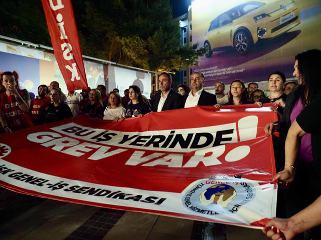 İzmir Büyükşehir Belediyesi'nde 23 bin işçi greve çıktı! Pankartı belediye binasına astılar - Resim: 0