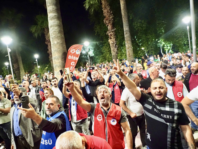 İzmir Büyükşehir Belediyesi'nde 23 bin işçi greve çıktı! Pankartı belediye binasına astılar - Resim: 1