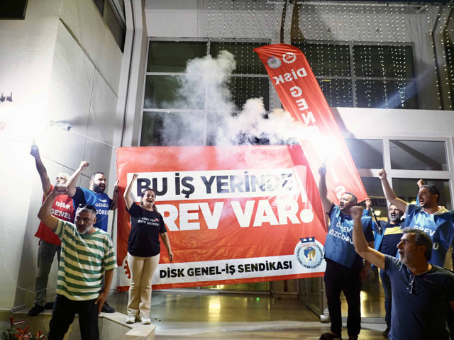 İzmir Büyükşehir Belediyesi'nde 23 bin işçi greve çıktı! Pankartı belediye binasına astılar - Resim: 2