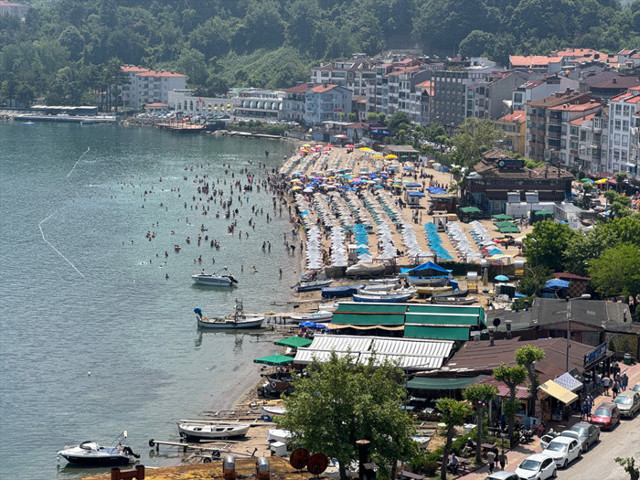 Amasra, bayram tatilinde nüfusunun 10 katı misafir ağırlıyor - Resim: 0