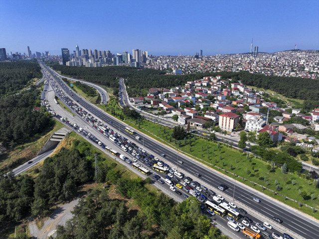İstanbul'da haftanın ilk iş gününde trafik yoğunluğu yaşanıyor - Resim: 0