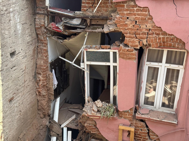 Fatih'te bir binada kısmi çökme meydana geldi - Resim: 0