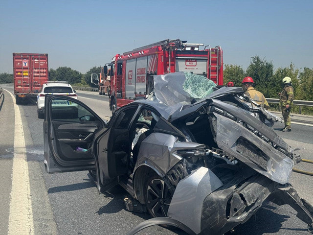 Sancaktepe'de inanılmaz kaza! Seyir halindeki tır ile hafriyat kamyonu... - Resim: 0