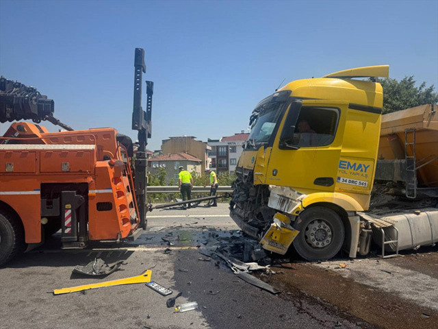 Sancaktepe'de inanılmaz kaza! Seyir halindeki tır ile hafriyat kamyonu... - Resim: 1