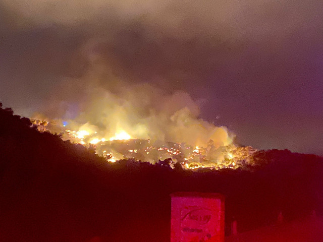 İzmir Foça'daki orman yangını devam ediyor 20 ev tahliye edildi - Resim: 1