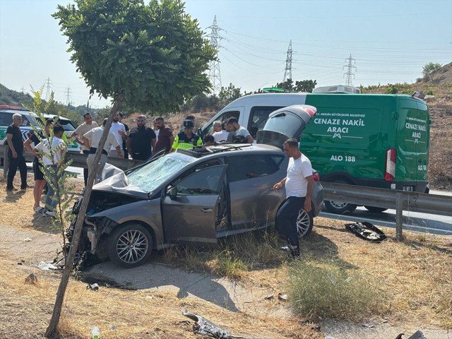 Mersin'de otomobil tıra çarptı! Ölü ve yaralılar var - Resim: 0