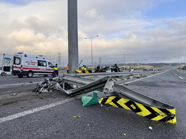 Kuzey Marmara Otoyolu'nda otomobil takla attı! Anne öldü, eşi ve 3 çocuğu yaralı - Resim: 0