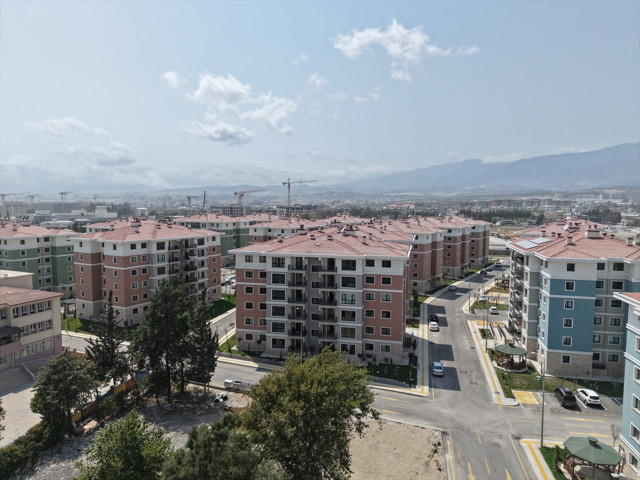 Depremlerde yıkımın simgesi olan "600 Evler Sitesi'nde yaşam yeniden başladı - Resim: 0