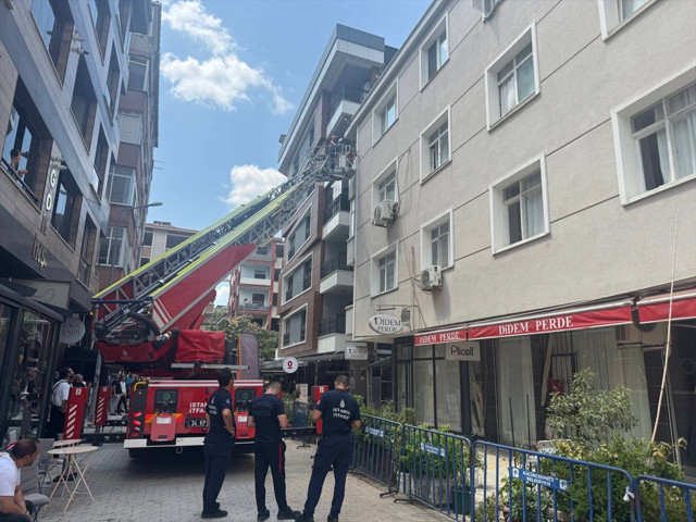 Küçükçekmece'de 5 katlı apartman yıkılırken çöktü! Bitişikteki yapılar zarar gördü - Resim: 0