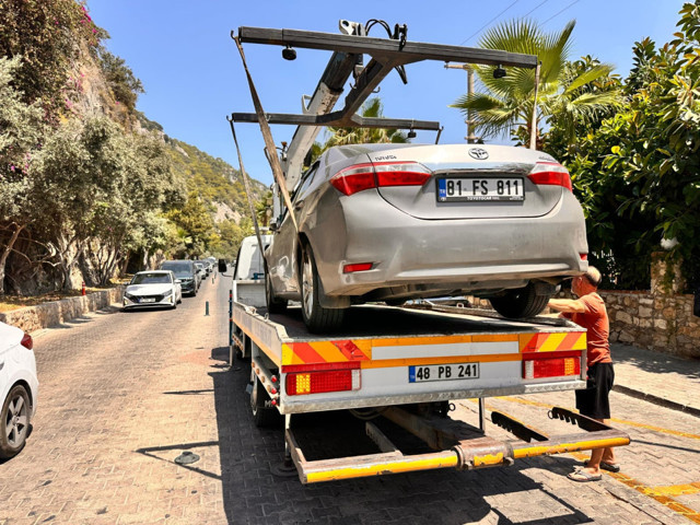 Fethiye-Ölüdeniz kara yolunda tatilci yoğunluğu! 3 kilometrelik kuyruk oluştu - Resim: 1