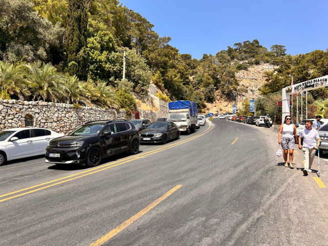 Fethiye-Ölüdeniz kara yolunda tatilci yoğunluğu! 3 kilometrelik kuyruk oluştu - Resim: 0