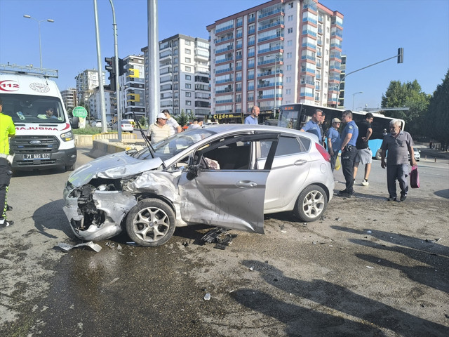 Kırıkkale'de sivil polis aracı ile otomobil çarpıştı! 2'si polis 3 yaralı - Resim: 1