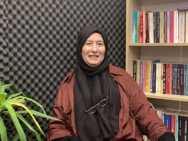 Yeni Akit yazarı Karahasanoğlu'ndan başını açan Berrin Sönmez'e: Bacağını da açacak mısın? - Resim: 0