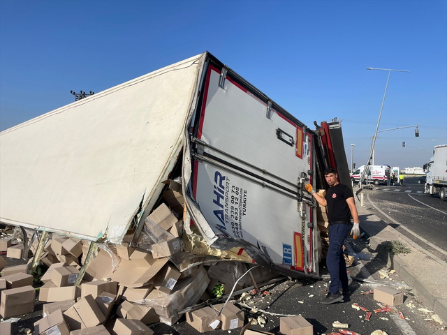 Halk otobüsü ile TIR çarpıştı! Feci kazada ölü ve yaralılar var - Resim: 0